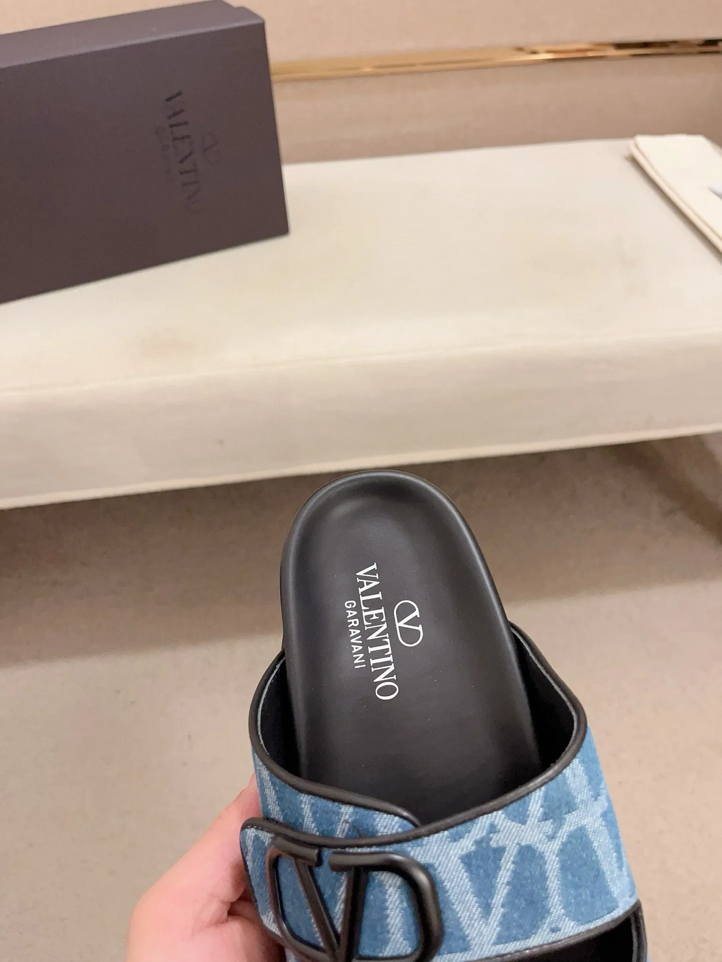 Men's shoes💰: 440💰[Valentino] New men's boutique slippers, counter quality, classic plaid, the actual workmanship is quite complex🔰The uppers are made of imported fabrics➕🐑Sheepskin lining, which tests the craftsman's craftsmanship➕original PU outsole. Size: 38-44 (45 can be customized, non-refundable)